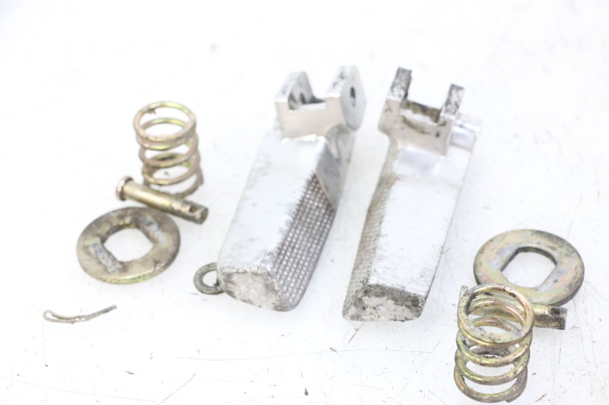 photo de FUSSRASTEN HINTEN DAELIM BESBI 125 (2007 - 2008) - Detailansicht des Bauteils