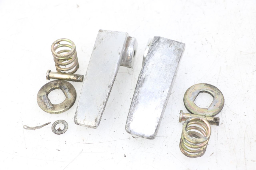 photo de FUSSRASTEN HINTEN DAELIM BESBI 125 (2007 - 2008) - Details der Befestigungspunkte