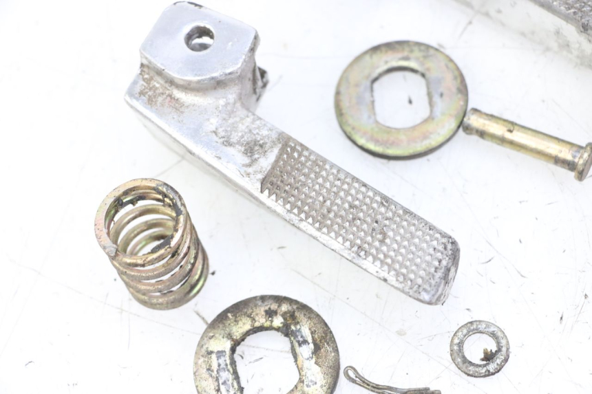 photo de FUSSRASTEN HINTEN DAELIM BESBI 125 (2007 - 2008) - Oberflächenzustand und Material