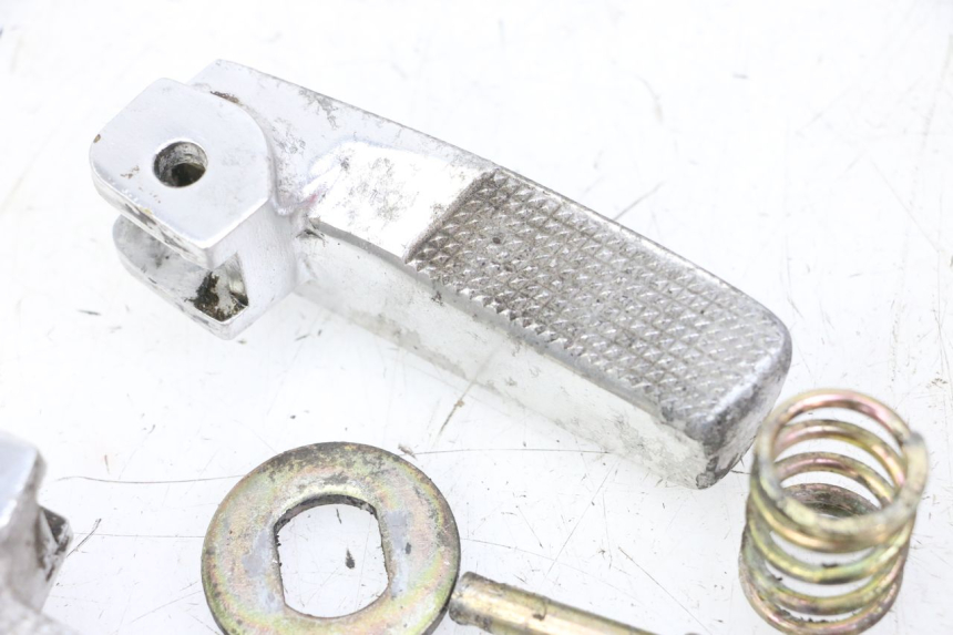 photo de FUSSRASTEN HINTEN DAELIM BESBI 125 (2007 - 2008) - Geprüftes Gebrauchtteil