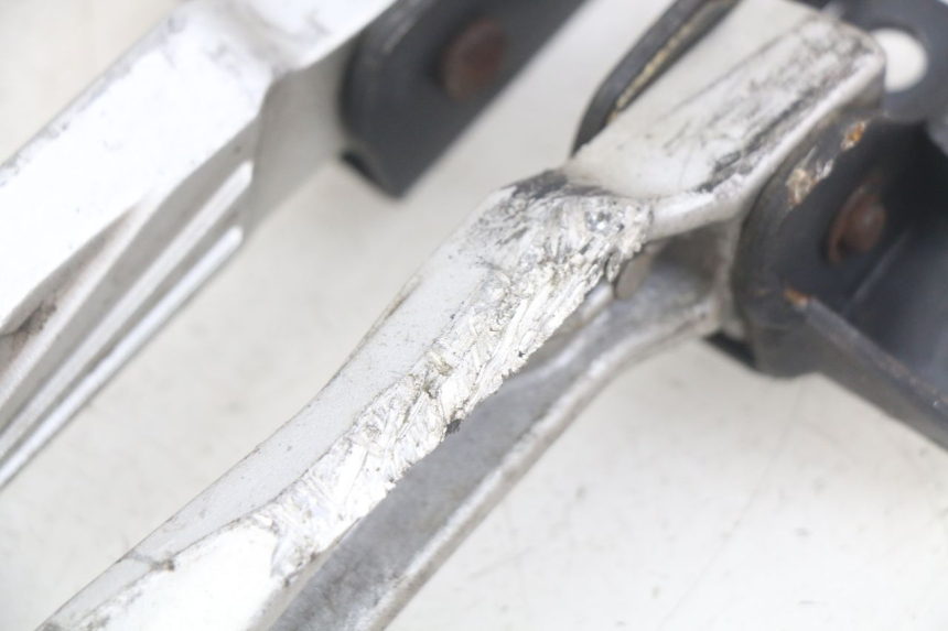 photo de PAAR FUßRASTENHALTER HINTEN SYM FIDDLE 3 III 125 (2014 - 2020) - Details der Befestigungspunkte