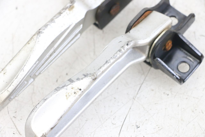 photo de PAAR FUßRASTENHALTER HINTEN SYM FIDDLE 3 III 125 (2014 - 2020) - Zoom auf Gebrauchszustand