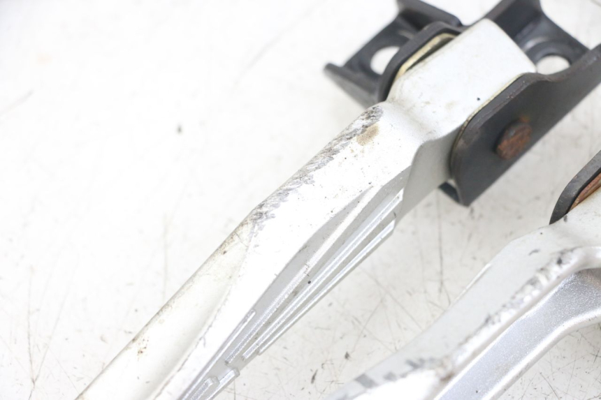 photo de PAAR FUßRASTENHALTER HINTEN SYM FIDDLE 3 III 125 (2014 - 2020) - Alternative Perspektive