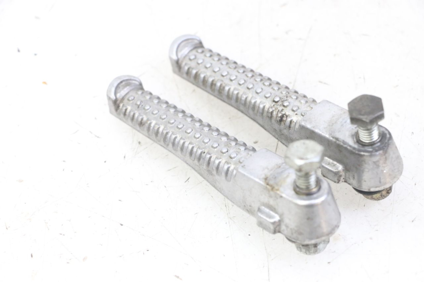 photo de FUSSRASTEN HINTEN PEUGEOT JET FORCE CARBU 50 (2003 - 2016) - Detailansicht des Bauteils