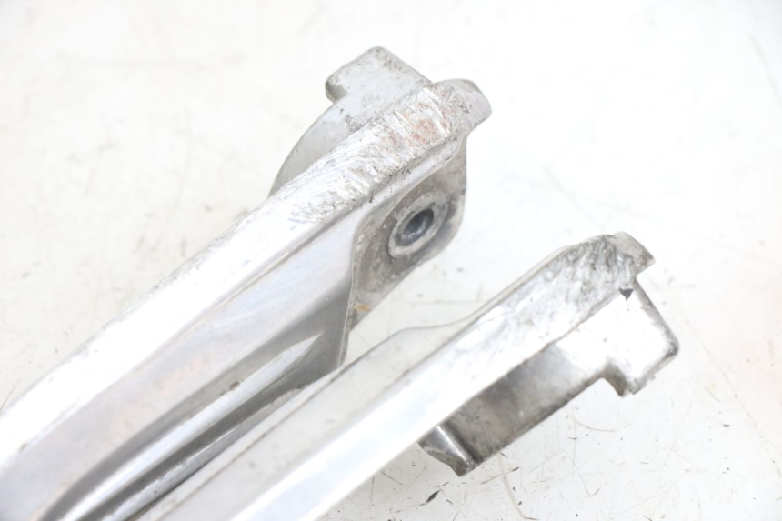 photo de PAAR FUßRASTENHALTER HINTEN HONDA PCX (JF28) 125 (2009 - 2011) - Zoom auf Gebrauchszustand