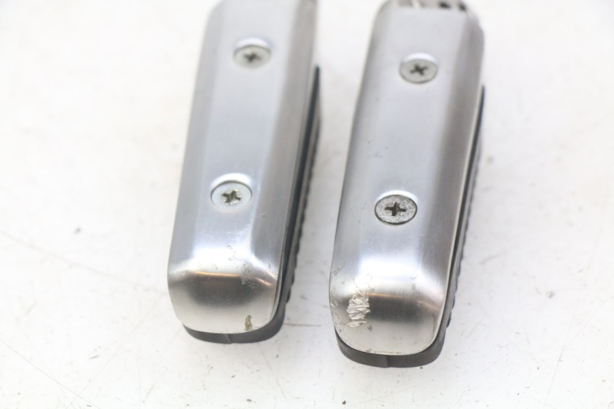 photo de PAAR FUßRASTENHALTER HINTEN SUZUKI SIXTEEN 125 (2008 - 2010) - Detailansicht des Bauteils
