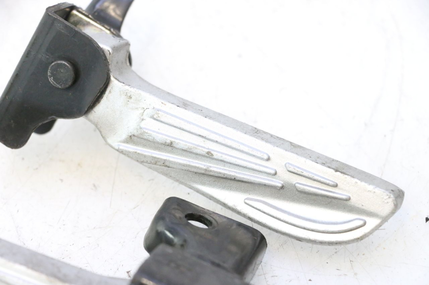 photo de PAAR FUßRASTENHALTER HINTEN PEUGEOT TWEET 4T 50 (2018 - 2022) - Geprüftes Gebrauchtteil