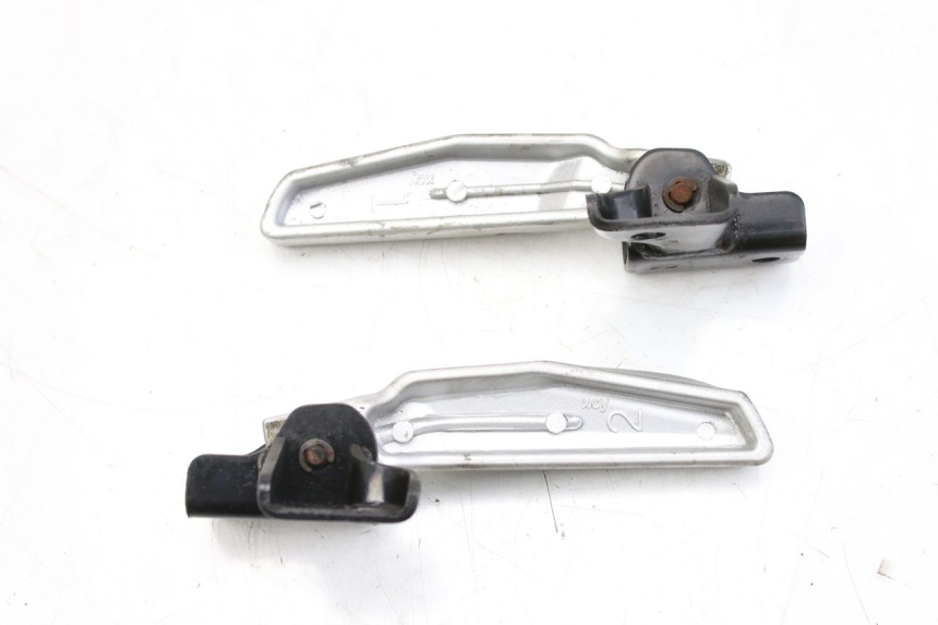 photo de PAAR FUßRASTENHALTER HINTEN PEUGEOT TWEET 125 (2010 - 2017) - Zoom auf Gebrauchszustand