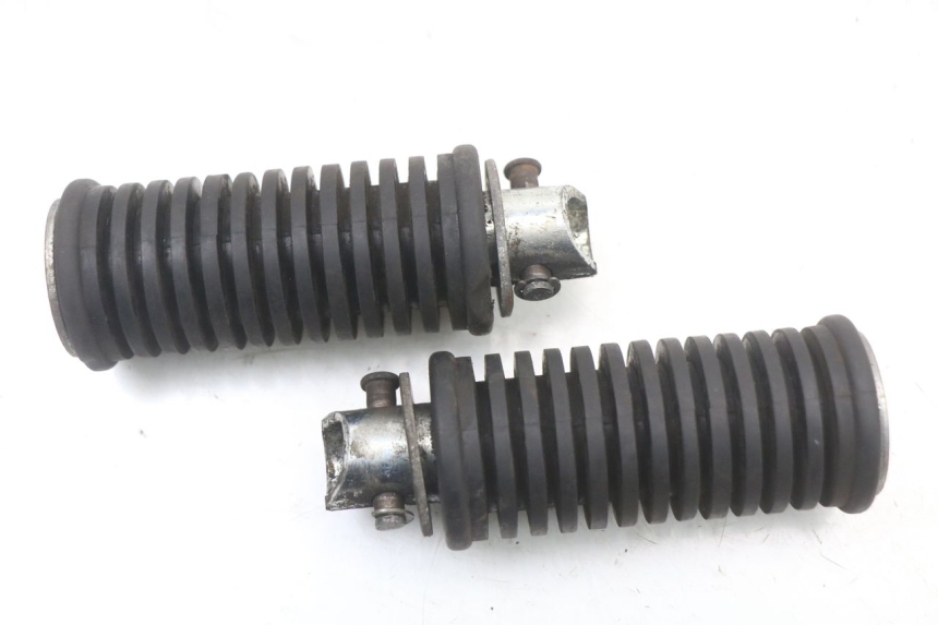 photo de HINTEN FUßRASTENPAAR SUZUKI VL INTRUDER 125 (2004 - 2007) - Detailansicht des Bauteils