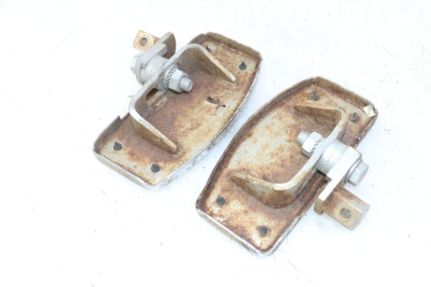 photo de FUSSRASTEN VORN HYOSUNG GV AQUILA 125 (2000 - 2009) - Details der Befestigungspunkte