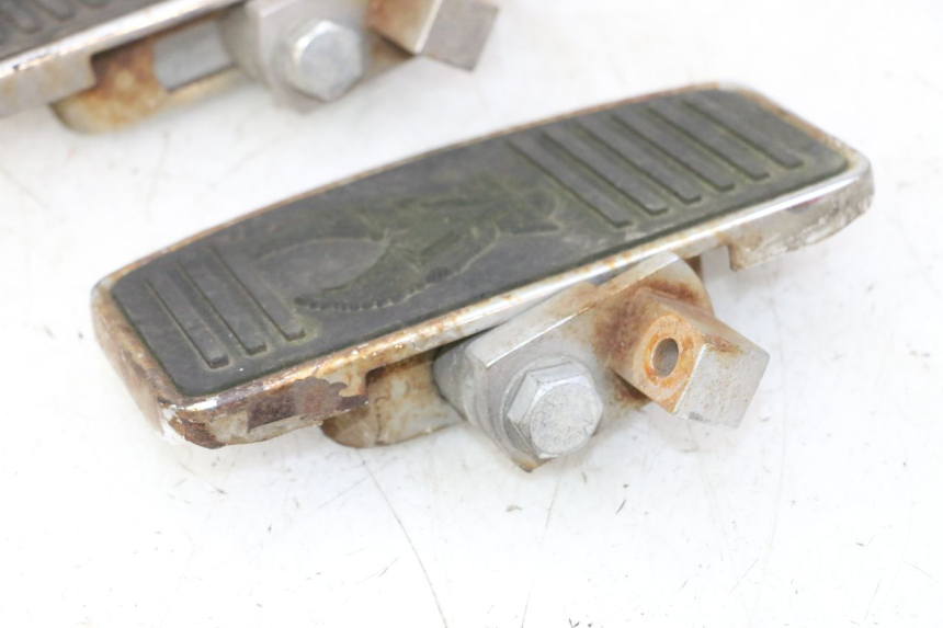 photo de FUSSRASTEN VORN HYOSUNG GV AQUILA 125 (2000 - 2009) - Kennzeichnungen und Originalreferenzen