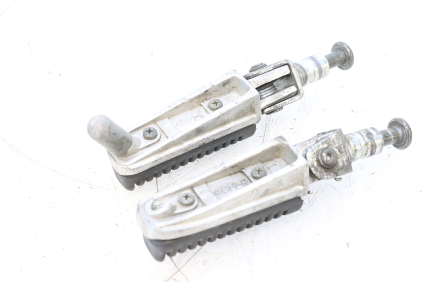 photo de VORDERE FUßRASTENPAAR YAMAHA FZS FAZER 600 (1998 - 2001) - Zoom auf Gebrauchszustand