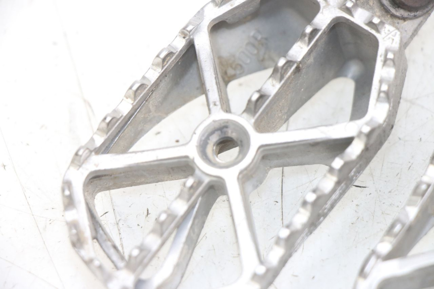 photo de VORDERE FUßRASTENPAAR KAWASAKI KXF KX-F 250 (2012 - 2014) - Kennzeichnungen und Originalreferenzen