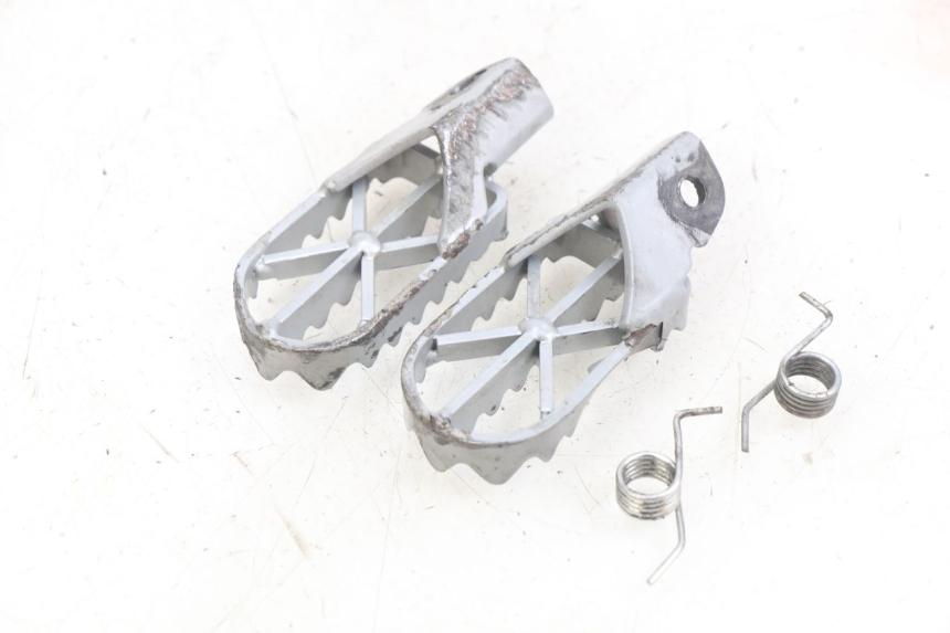 photo de VORDERE FUßRASTENPAAR YCF R-START 125 - Zoom auf Gebrauchszustand