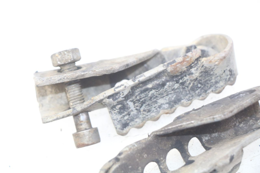 photo de VORDERE FUßRASTENPAAR DERBI SENDA 50 (2003 - 2005) - Zoom auf Gebrauchszustand