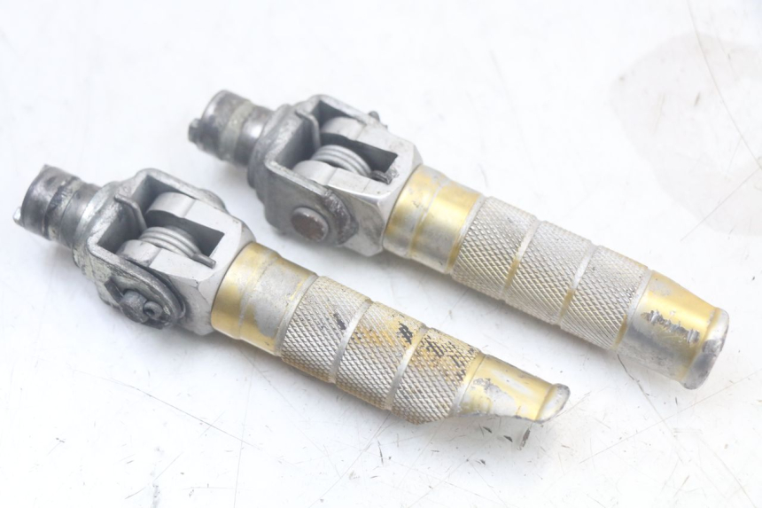 photo de VORDERE FUßRASTENPAAR SUZUKI SV N 650 (1999 - 2002) - Zoom auf Gebrauchszustand