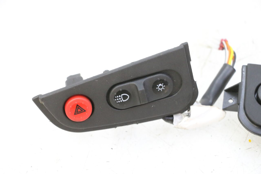 photo de SCHALTER PIAGGIO MP3 HPE 310 (2024 - 2025) - Details der Befestigungspunkte