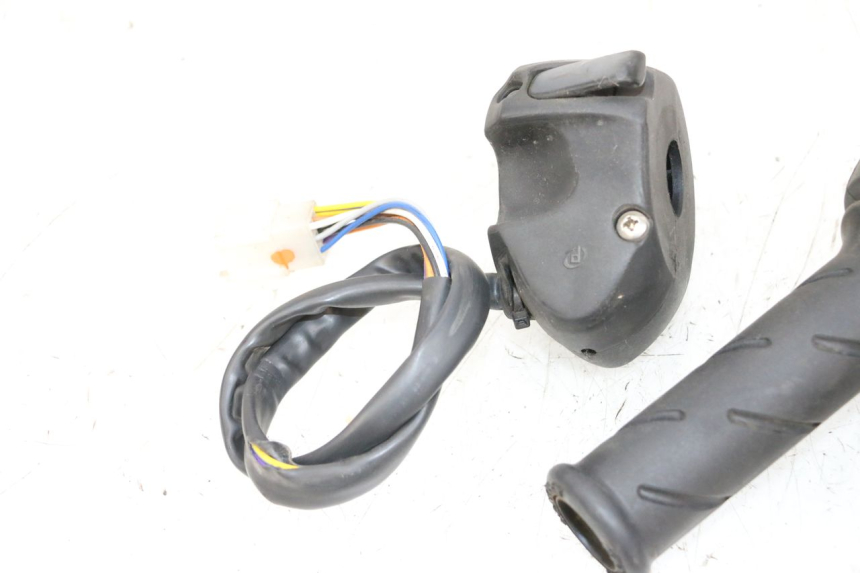 photo de SCHALTER PEUGEOT SATELIS 125 (2013 - 2018) - Details der Befestigungspunkte