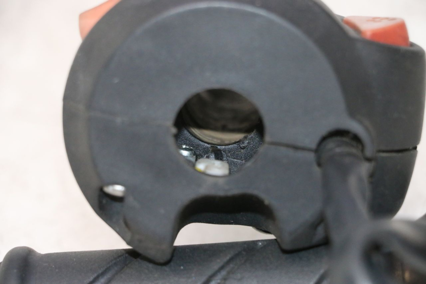 photo de SCHALTER PEUGEOT SATELIS 125 (2013 - 2018) - Details der Befestigungspunkte
