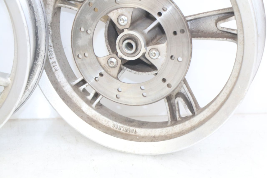 photo de FELGENPAAR PEUGEOT KISBEE 2T 50 (2010 - 2017) - Hochauflösende Nahaufnahme