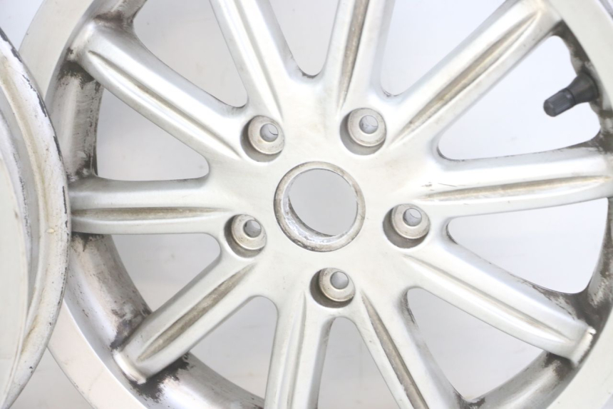 photo de PAAR FELGEN PIAGGIO MP3 LT 300 (2010 - 2016) - Fokus auf die Struktur