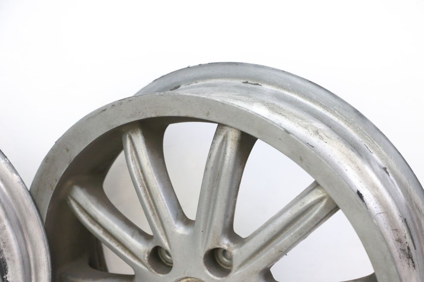 photo de FELGE PAAR PIAGGIO MP3 125 (2006 - 2014) - Fokus auf die Struktur