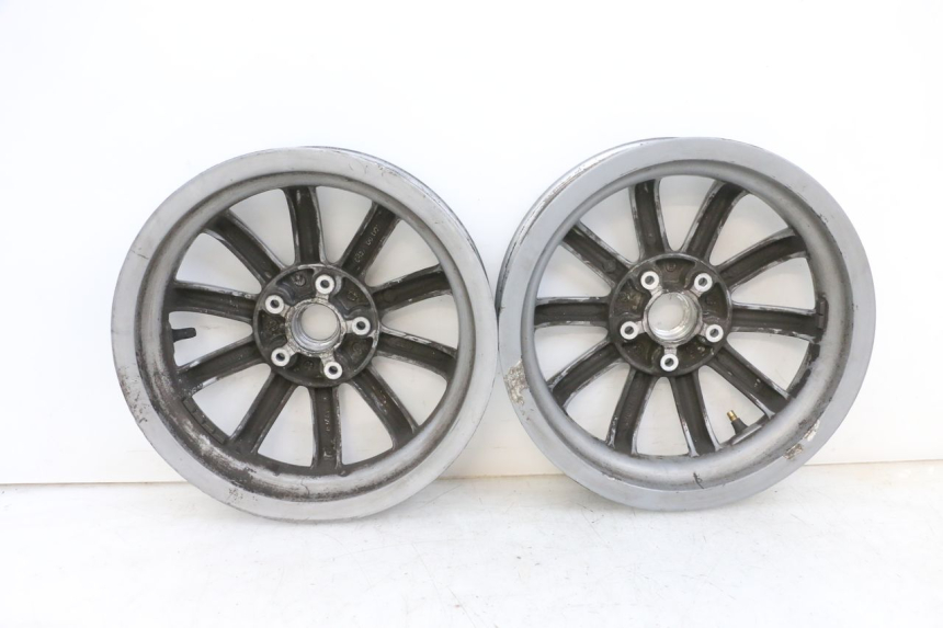 photo de FELGE PAAR PIAGGIO MP3 RL 250 (2006 - 2010) - Fokus auf die Struktur