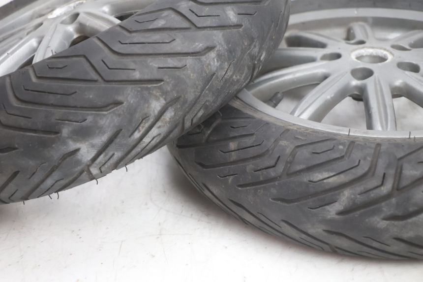 photo de FELGE PAAR PIAGGIO MP3 125 (2006 - 2014) - Details der Befestigungspunkte