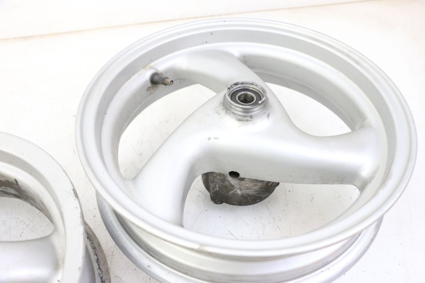 photo de FELGE PAAR PEUGEOT ELYSTAR 50 (2002 - 2014) - Details der Befestigungspunkte