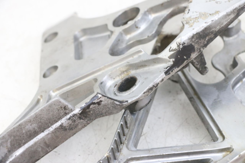 photo de VORDERE FUßRASTENHALTERUNGSPAR. YAMAHA FJ 3CX 1200 (1986 - 1996) - Zoom auf Gebrauchszustand