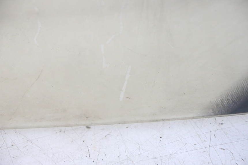 photo de WINDSCHUTZSCHEIBE SUZUKI BURGMAN 125 (2007 - 2014) - Fokus auf die Struktur