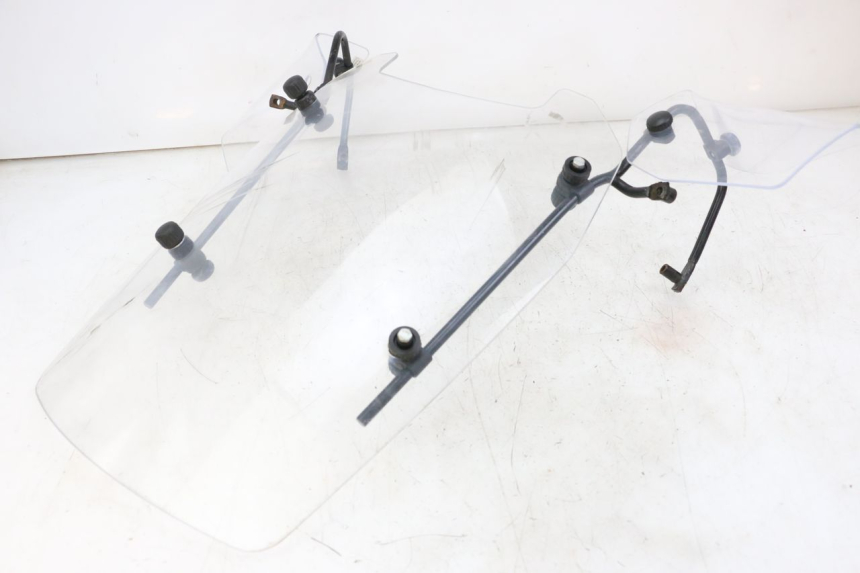 photo de WINDSCHUTZSCHEIBE PEUGEOT E-VIVACITY 1 (2012 - 2018) - Details der Befestigungspunkte