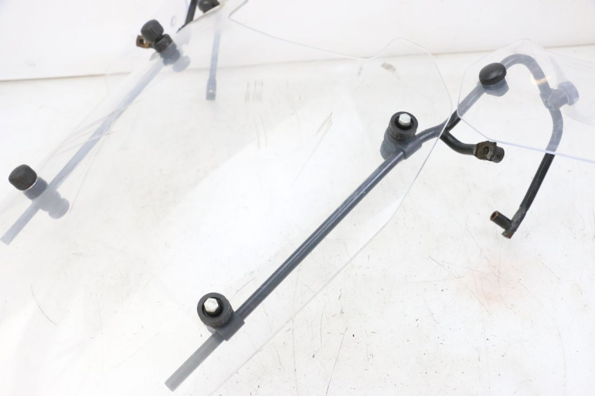 photo de WINDSCHUTZSCHEIBE PEUGEOT E-VIVACITY 1 (2012 - 2018) - Oberflächenzustand und Material