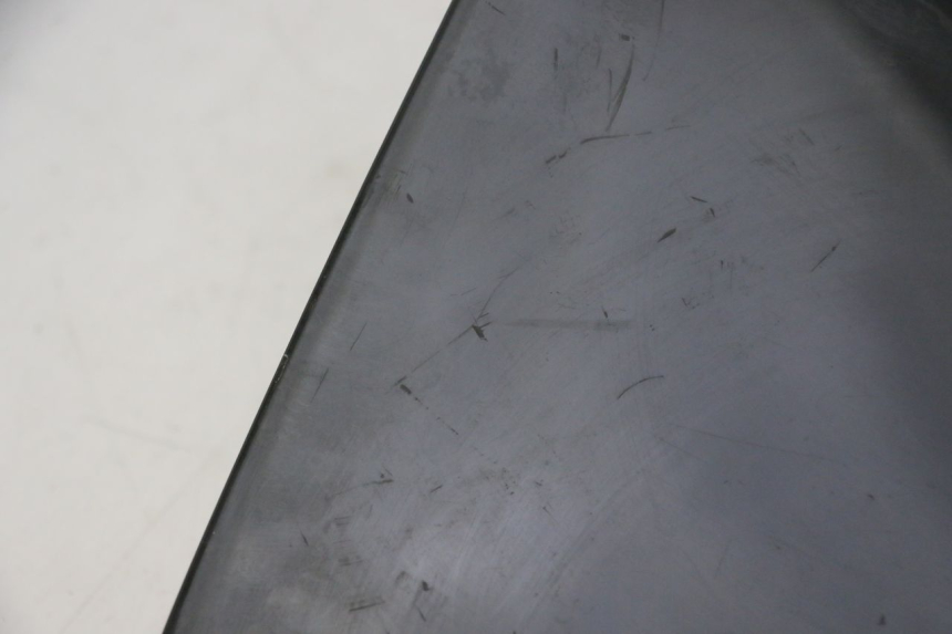 photo de WINDSCHUTZSCHEIBE PEUGEOT ELYSTAR 50 (2002 - 2014) - Details der Befestigungspunkte