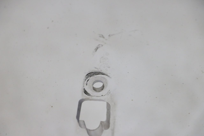 photo de WINDSCHUTZSCHEIBE YAMAHA FJR ABS 1300 (2006 - 2012) - Details der Befestigungspunkte