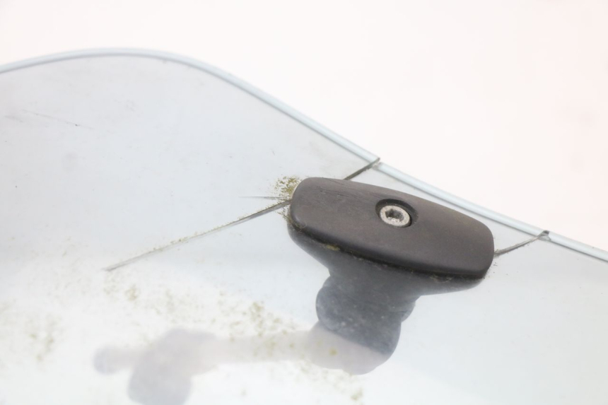 photo de WINDSCHUTZSCHEIBE SUZUKI GN 125 (1997 - 2000) - Zoom auf Gebrauchszustand