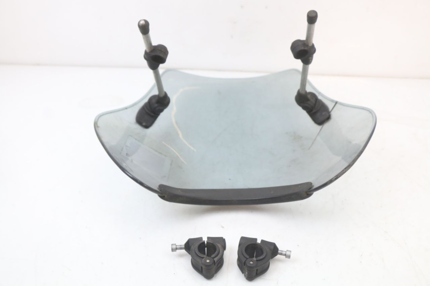 photo de WINDSCHUTZSCHEIBE SUZUKI GN 125 (1997 - 2000) - Details der Befestigungspunkte