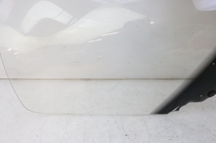 photo de WINDSCHUTZSCHEIBE PEUGEOT SATELIS 125 (2010 - 2012) - Zoom auf Komponenten