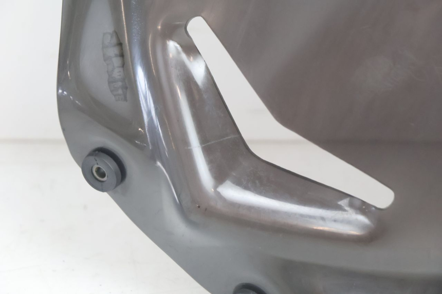 photo de WINDSCHUTZSCHEIBE PEUGEOT SATELIS 125 (2006 - 2009) - Detailansicht des Bauteils