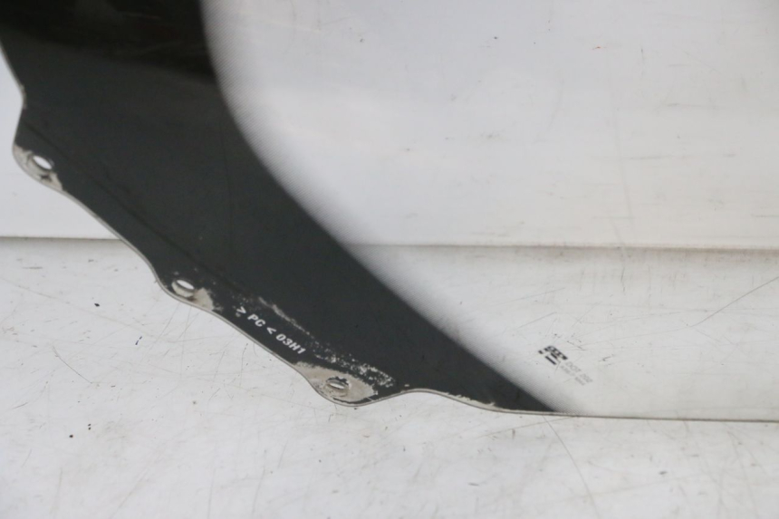 photo de WINDSCHUTZSCHEIBE SUZUKI BURGMAN 125 (2015 - 2017) - Fokus auf die Struktur