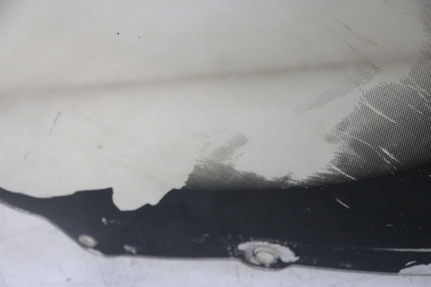 photo de WINDSCHUTZSCHEIBE SUZUKI UH BURGMAN 125 (2002 - 2006) - Fokus auf die Struktur