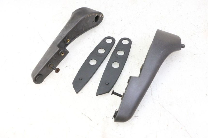 photo de WINDSCHUTZSCHEIBE PIAGGIO X9 EVOLUTION 125 (2003 - 2007) - Details der Befestigungspunkte