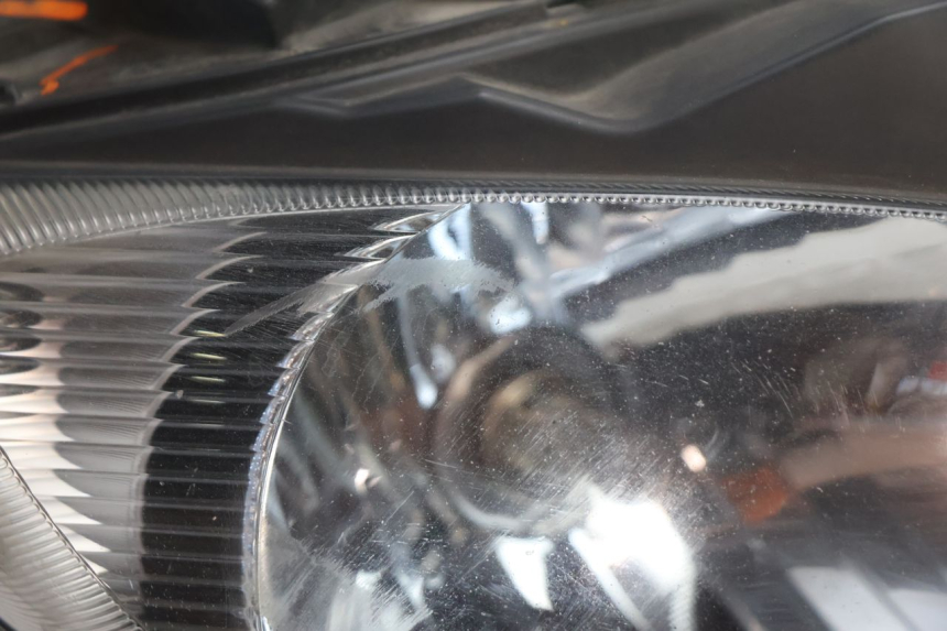 photo de SCHEINWERFER RECHTS SUZUKI BURGMAN EXECUTIVE ABS 650 (2006 - 2012) - Zoom auf Gebrauchszustand