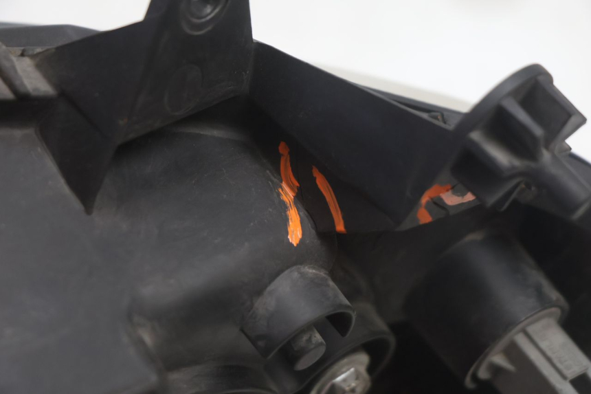 photo de SCHEINWERFER RECHTS SUZUKI BURGMAN EXECUTIVE ABS 650 (2006 - 2012) - Oberflächenzustand und Material
