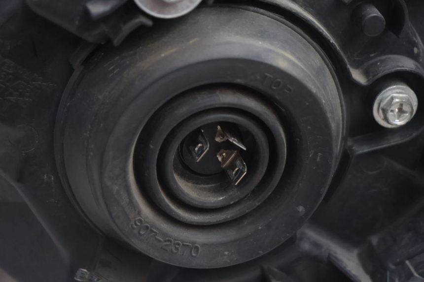 photo de SCHEINWERFER RECHTS SUZUKI BURGMAN EXECUTIVE ABS 650 (2006 - 2012) - Oberflächenzustand und Material