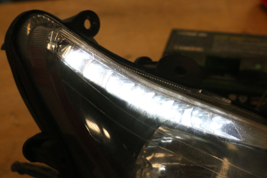 photo de SCHEINWERFER RECHTS SYM GTS EVO 125 (2009 - 2013) - Detailansicht des Bauteils