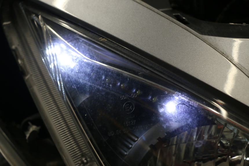 photo de SCHEINWERFER RECHTS SYM JOYMAX 125 (2010 - 2017) - Zoom auf Gebrauchszustand