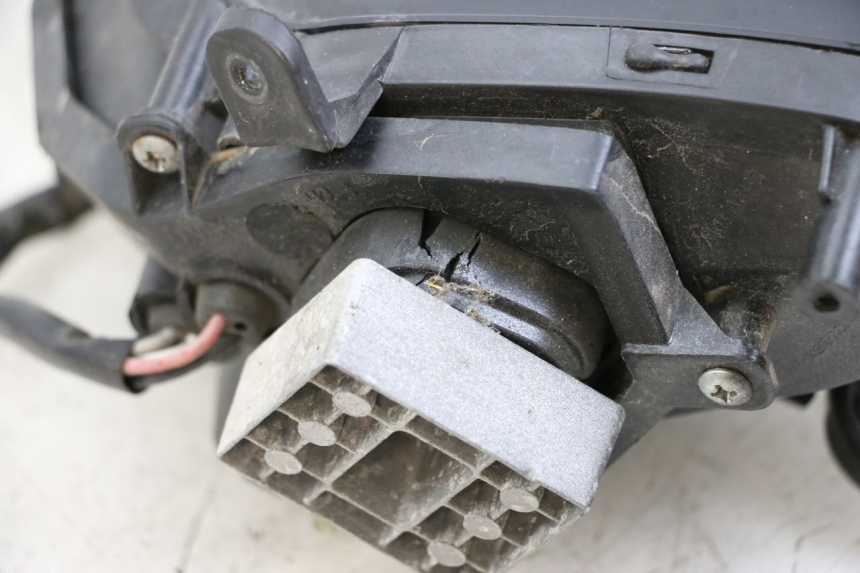 photo de SCHEINWERFER LINKS NECO GPX LC 2T 50 (2014 - 2018) - Details der Befestigungspunkte