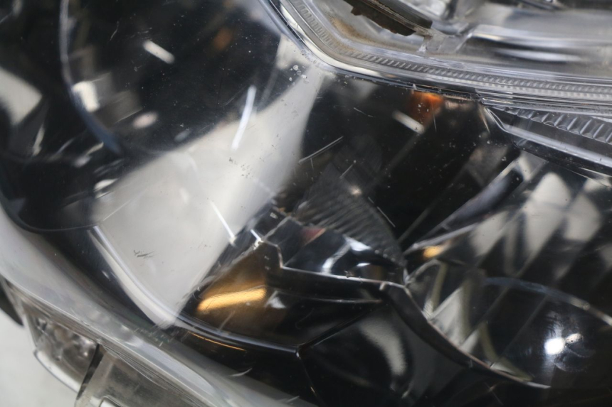 photo de SCHEINWERFER YAMAHA N-MAX NMAX 125 (2017 - 2020) - Oberflächenzustand und Material