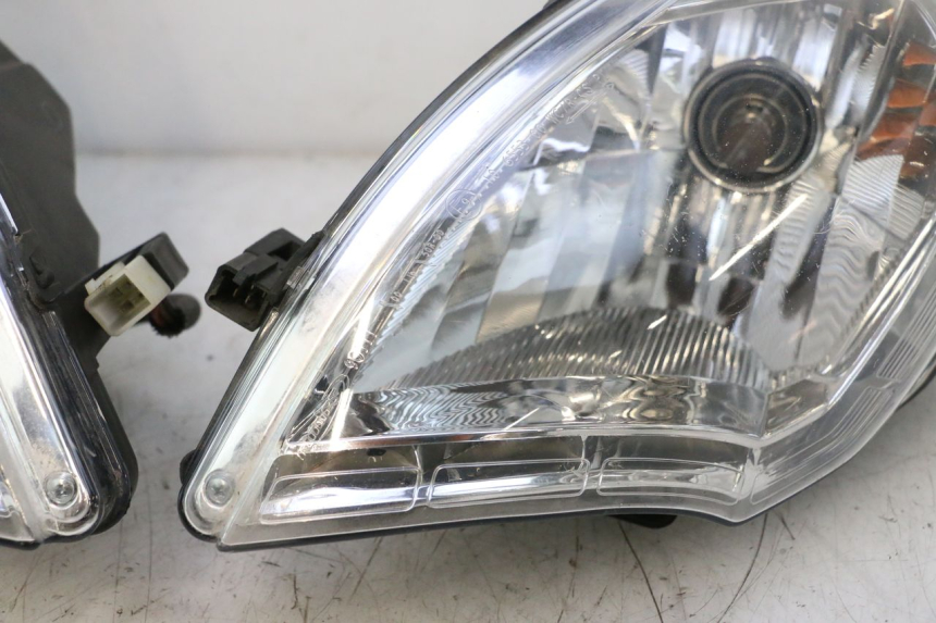 photo de SCHEINWERFER PEUGEOT SATELIS 125 (2013 - 2018) - Profilansicht des Ersatzteils